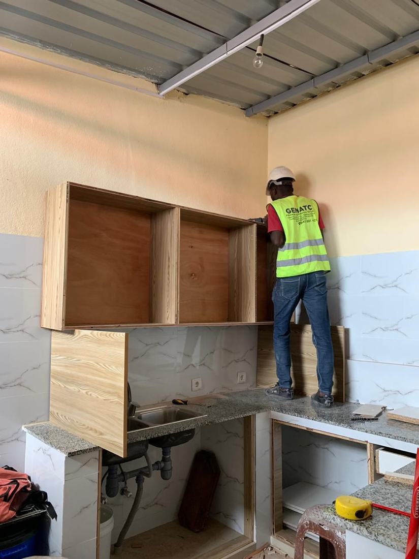 Técnico da GEMATC a montar módulos superiores da cozinha