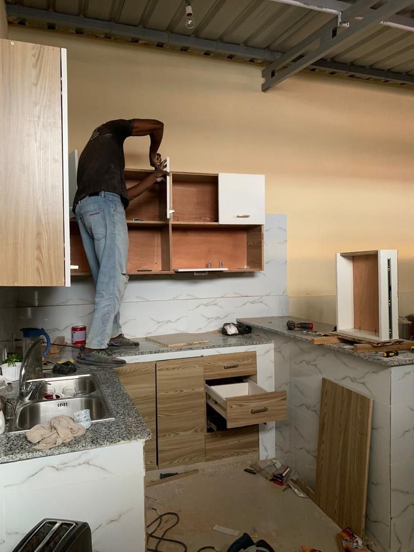 Montagem e ajuste de portas e prateleiras da cozinha em obra