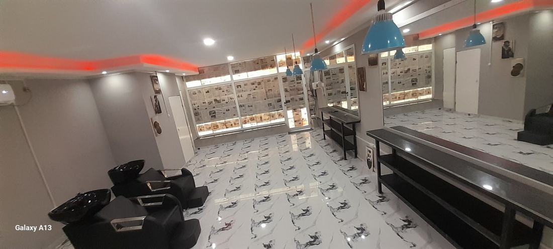 Espaço comercial depois: teto falso com iluminação LED, porcelanato e mobiliário instalado